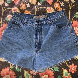 levi cutoff shorts ❤️